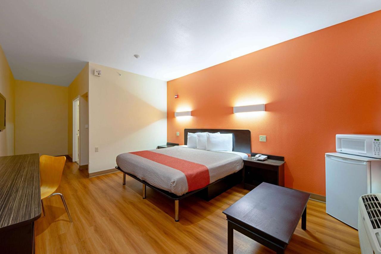 6-rhome, Tx Hotel